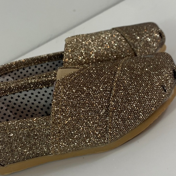 Brand New Girls Gold Glitter Flats - Picture 2 of 4